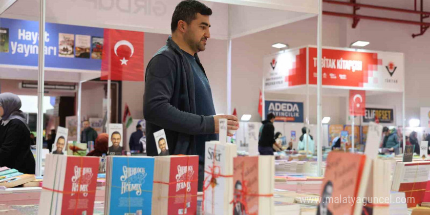 Elazığ Kitap Fuarı’na vatandaşların ilgisi sürüyor