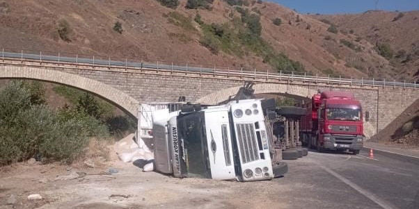 Elazığ tır devrildi: 1 yaralı