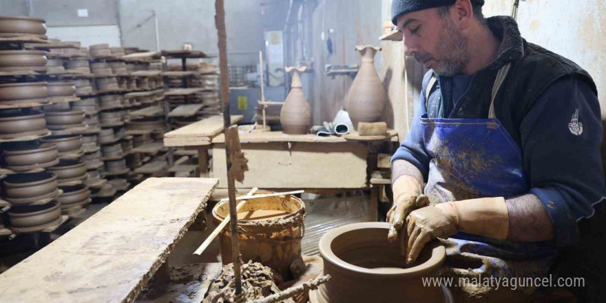 Elazığ’da 300 ton toprak çömleğe dönüştürülerek 25 ülkeye ihraç ediliyor