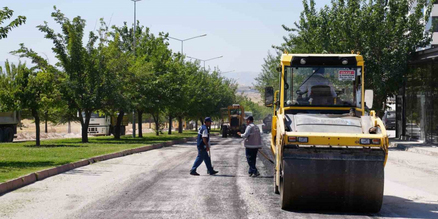 Elazığ’da asfalt bakım ve onarım çalışması yapıyor