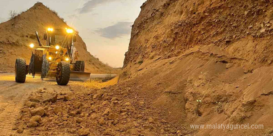 Elazığ’da deprem sonrası köy yollarına düşen taş ve kayalar kaldırıldı