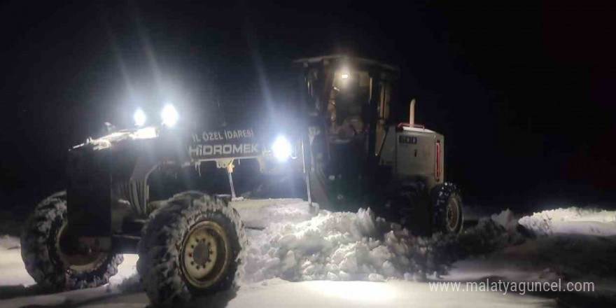 Elazığ’da ekiplerin kar mesaisi gece de devam etti