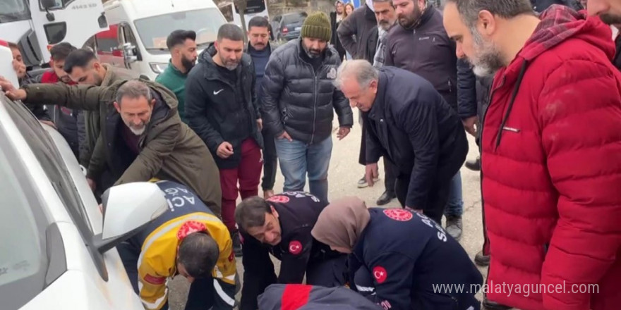 Elazığ’da feci kaza: Motokurye otomobilin altına girdi