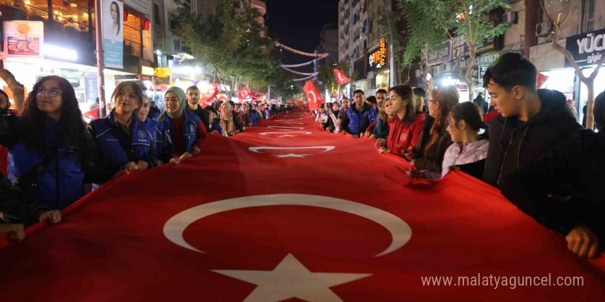 Elazığ’da fener alayı renkli görüntüler oluşturdu