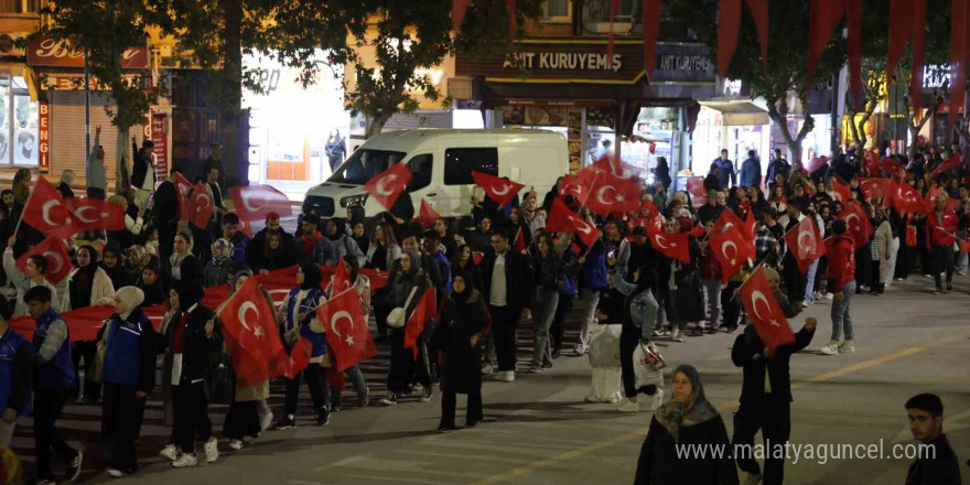 Elazığ’da fener alayı renkli görüntüler oluşturdu