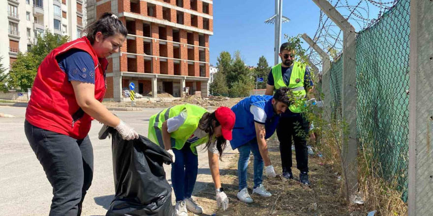 Elazığ’da gençlerden çevre temizliği