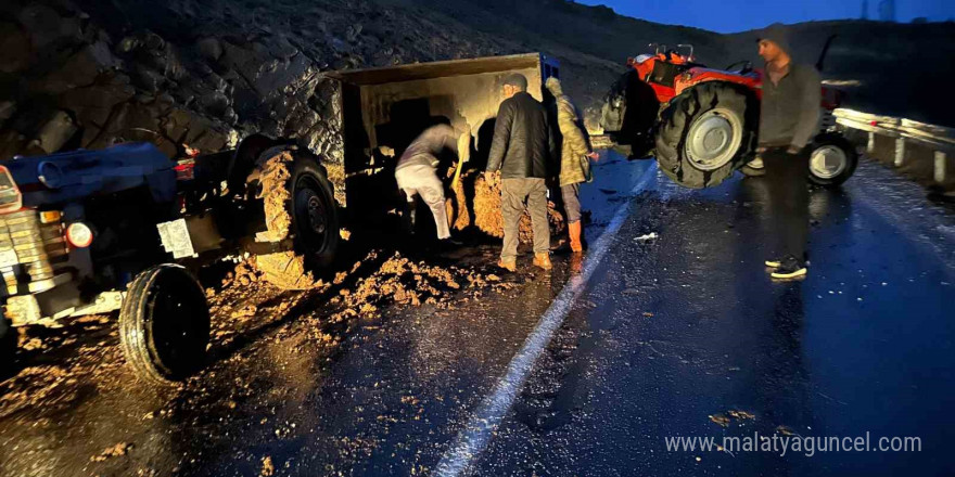 Elazığ’da hayvan gübresi yüklü traktör devrildi