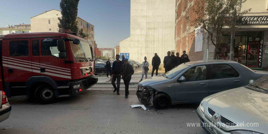 Elazığ’da inanılmaz kaza: 3 araç çarpıştı, bir araç yufka dükkanına girdi, yaralanan olmadı