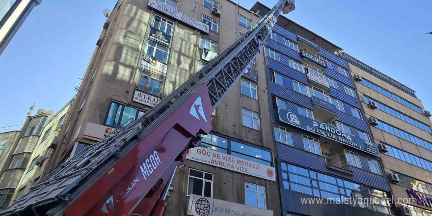 Elazığ’da itfaiye ekiplerinin çatılarda buz ve kar mesaisi