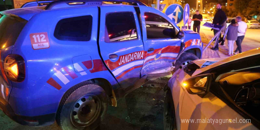 Elazığ’da jandarma aracı ile otomobil çarpıştı: 3 yaralı