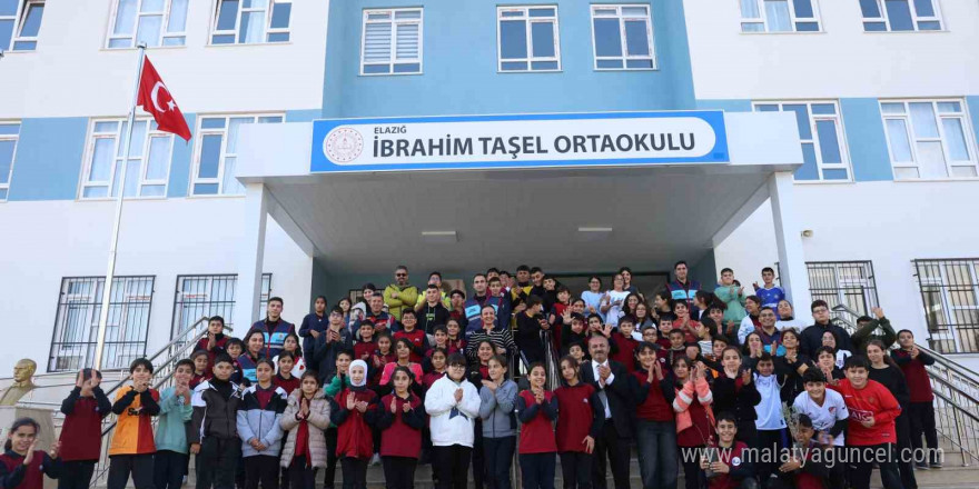 Elazığ’da jandarmadan Çocuk Hakları Gününde örnek davranış