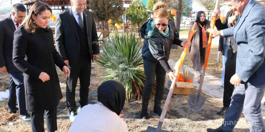 Elazığ’da kadına yönelik şiddetle mücadele için fidanlar toprakla buluştu