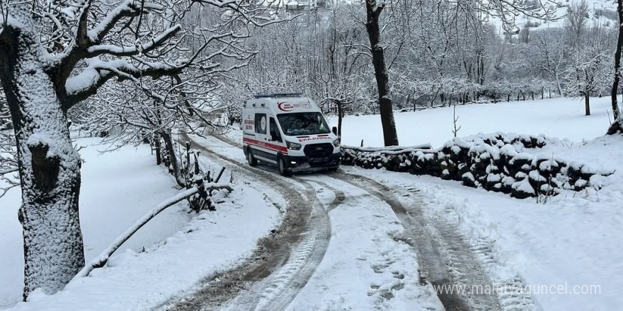 Elazığ’da kar nedeni ile köyde mahsur kalan hasta, yol açılarak hastaneye yetiştirildi