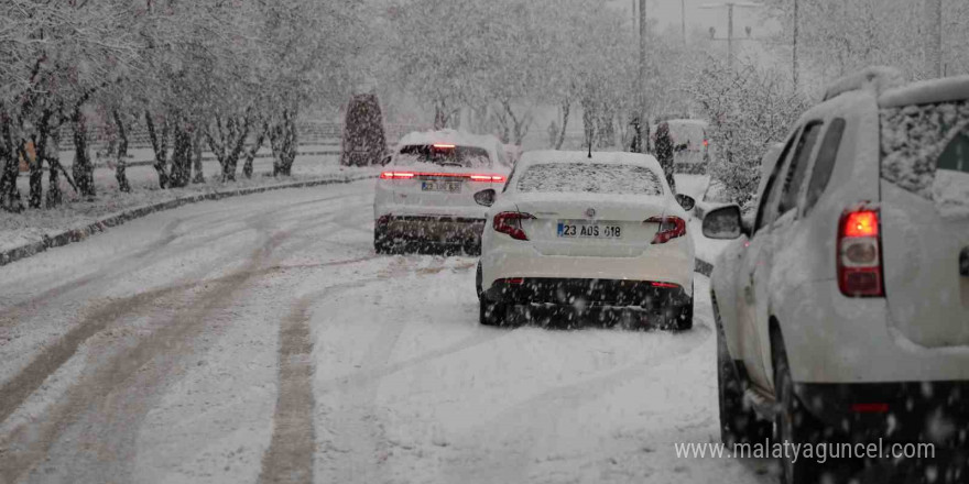 Elazığ’da kar yağışı başladı, kent beyaza büründü