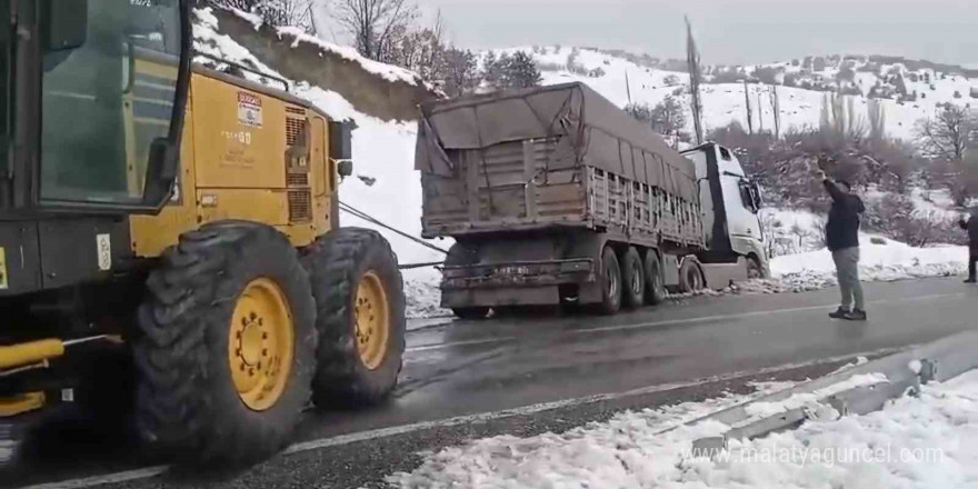 Elazığ’da karlı yolda kayarak yoldan çıkan tırı, ekipler kurtardı