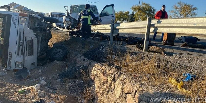 Elazığ’da minibüs ile kamyonet çarpıştı: 2 yaralı