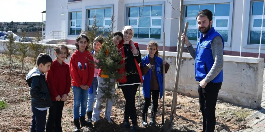 Elazığ’da öğrenciler fidanları toprak ile buluşturdu