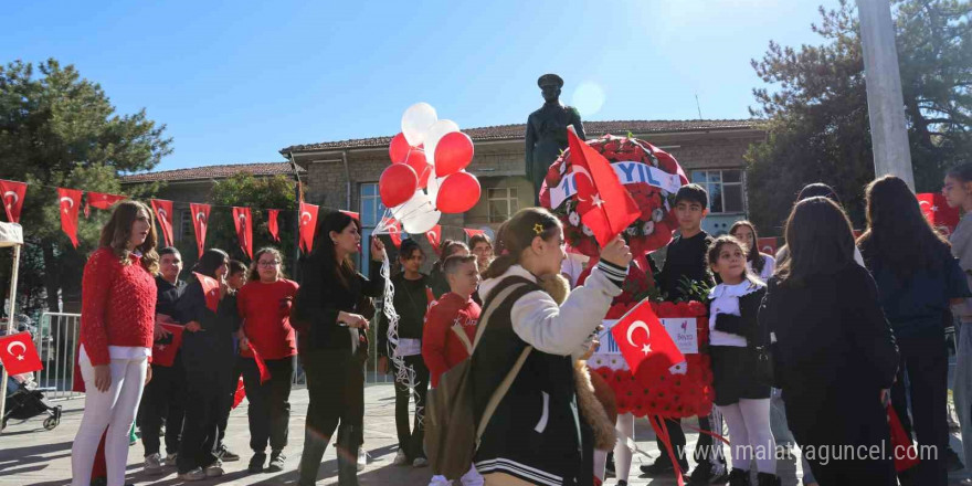 Elazığ’da öğrencilerden anlamlı Cumhuriyet Bayramı kutlaması