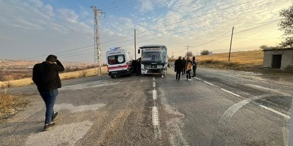 Elazığ’da otobüs ile kamyonet çarpıştı: 4 yaralı