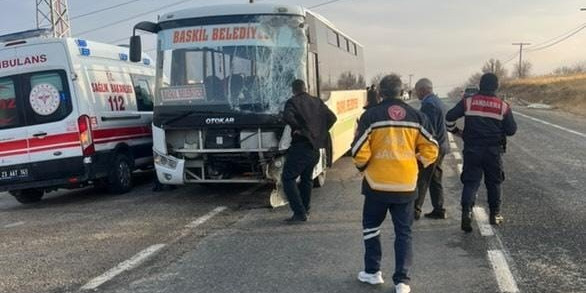 Elazığ’da otobüs ile kamyonet çarpıştı: 4 yaralı