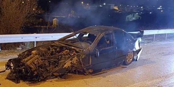 Elazığ’da otomobil aydınlatma direğine çarptı: 2 yaralı