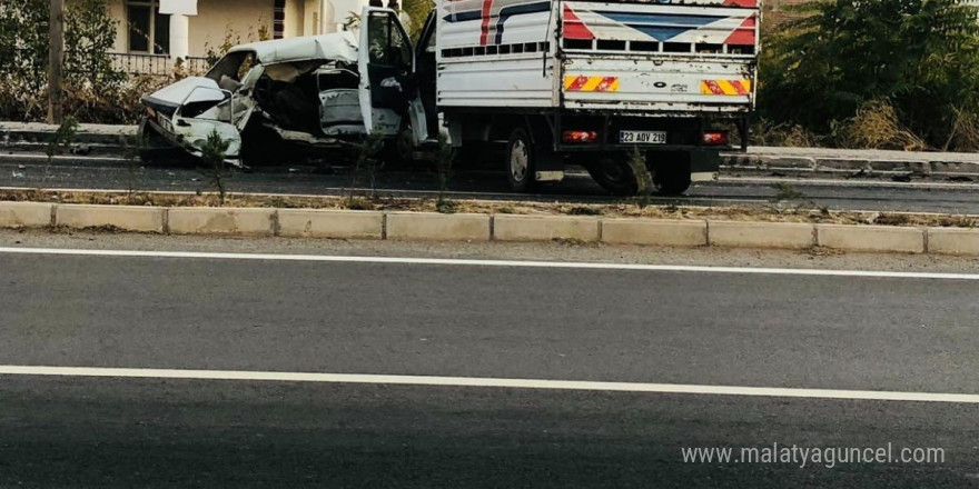 Elazığ’da otomobil ile kamyonet çarpıştı: 1 ölü, 1 yaralı