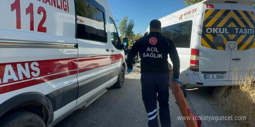 Elazığ’da otomobil ile öğrenci servisi çarpıştı: 2’si ağır 4 yaralı