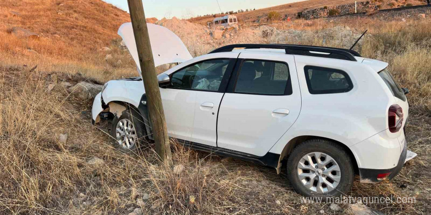 Elazığ’da otomobil şarampole yuvarlandı: 3 yaralı