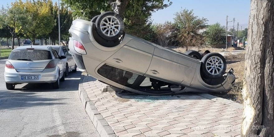 Elazığ’da otomobil takla attı: 2 yaralı