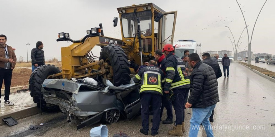 Elazığ’da otomobilin iş makinesinin altına girdiği anlar güvenlik kamerasına yansıdı