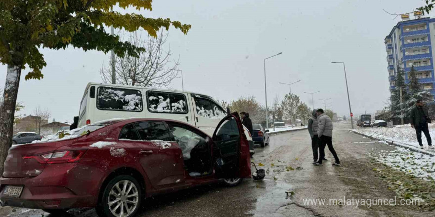 Elazığ’da transit ile otomobil çarpıştı: 3 yaralı