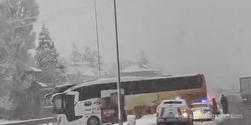 Elazığ’da yoğun kar yağışı trafiği felç etti: Kazalar ardı ardına geldi