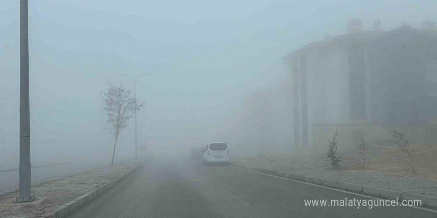 Elazığ’da yoğun sis etkili oldu, bir mahalle adeta kayboldu