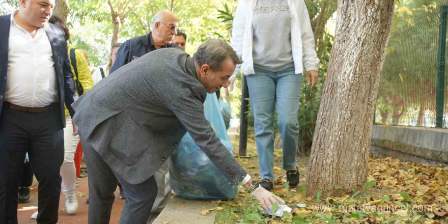 Eldivenleri giydi, çöp topladı, çevre temizliğine dikkat çekti