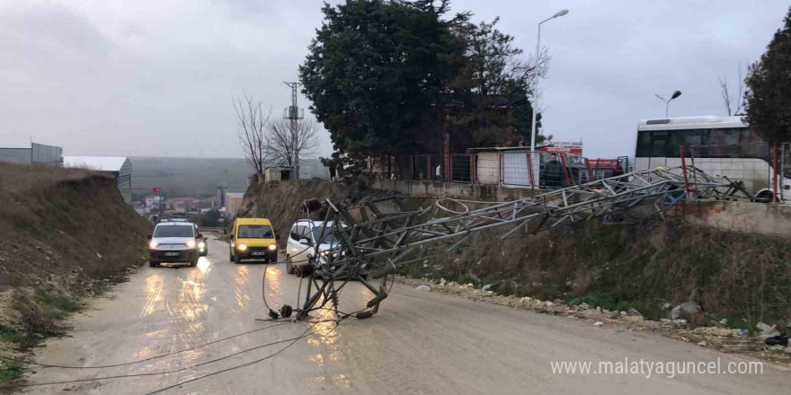 Elektrik direği devrildi, fabrikalara giden yol kapandı