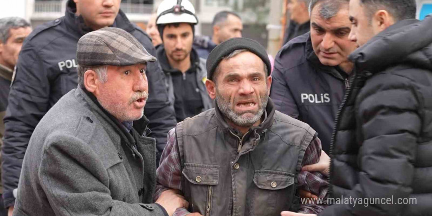 Elektrikli şofben evi yaktı, 4 kişi dumandan etkilendi: İtfaiye amiri papağana kalp masajı yaptı