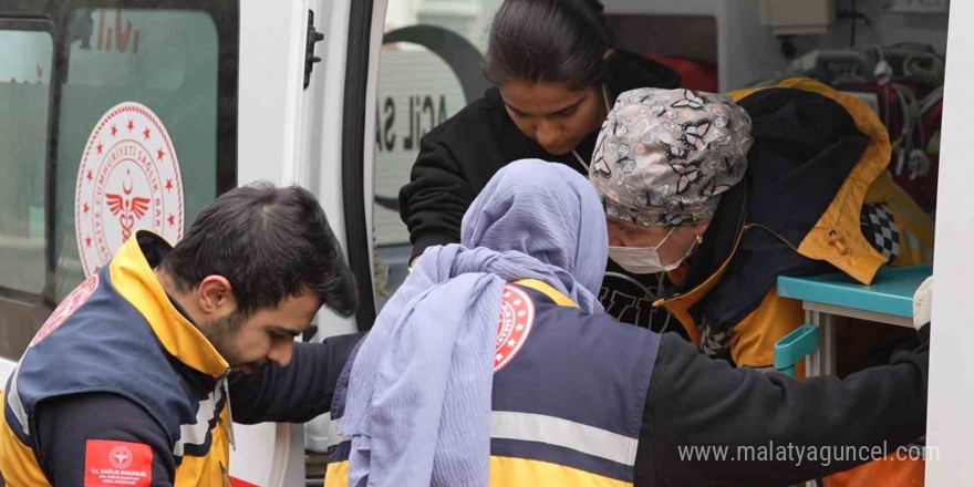 Elektrikli şofben evi yaktı, 4 kişi dumandan etkilendi: İtfaiye amiri papağana kalp masajı yaptı