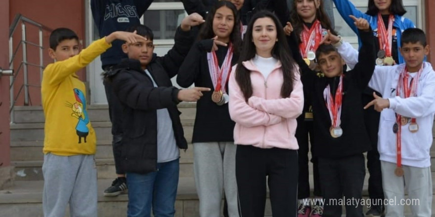 Elif öğretmen öğrencilerini spora yönlendirdi, atletizmde Türkiye şampiyonluklarına ambargo koydu