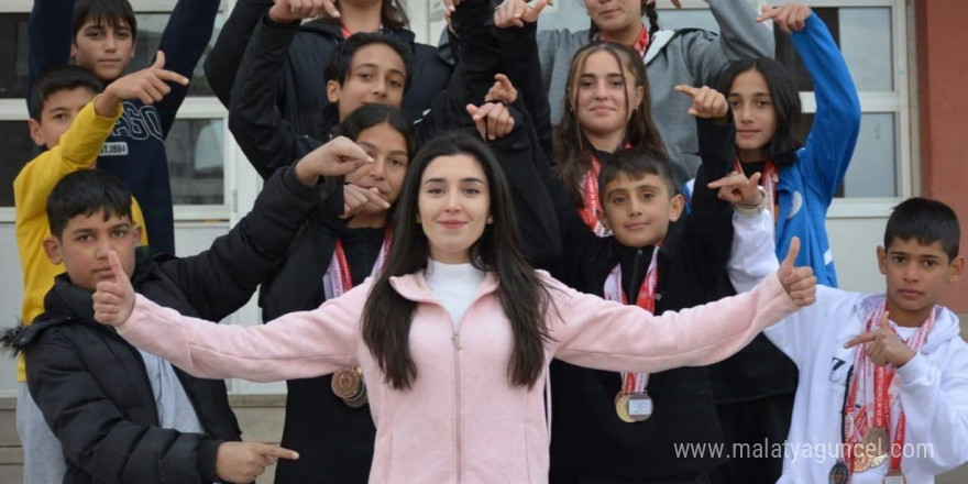 Elif öğretmen öğrencilerini spora yönlendirdi, atletizmde Türkiye şampiyonluklarına ambargo koydu