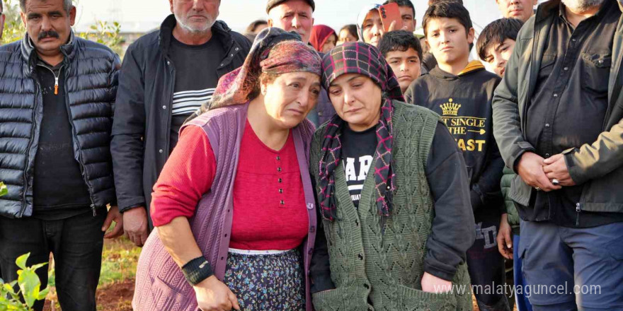 Elinde orakla çatıya çıkıp evini yıktırmamak için direndi