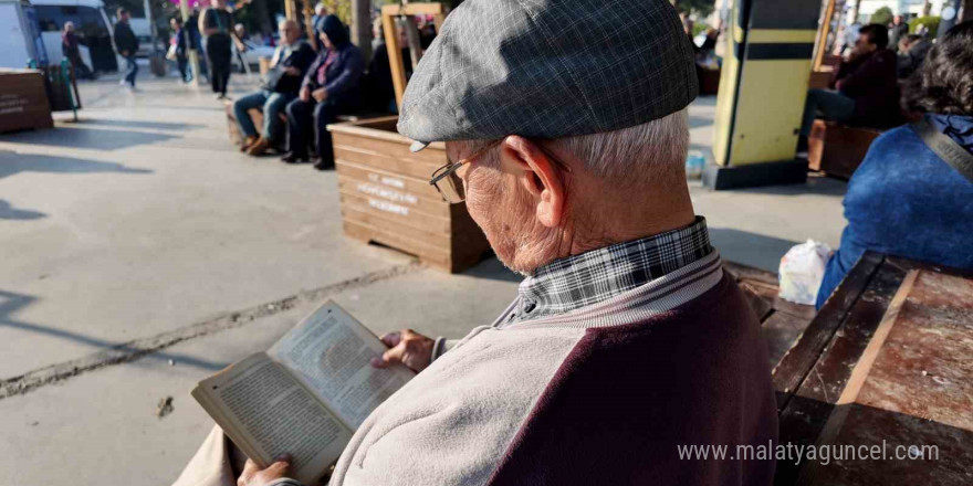 Elinden kitabı düşürmüyor