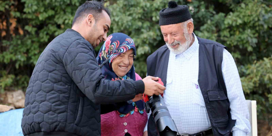 Elini hanımının omzuna koymak için izin istedi, görüntüyü milyonlarca kişi izledi