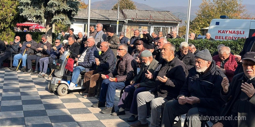 Eller semaya depremde hayatını kaybedenler için kalktı