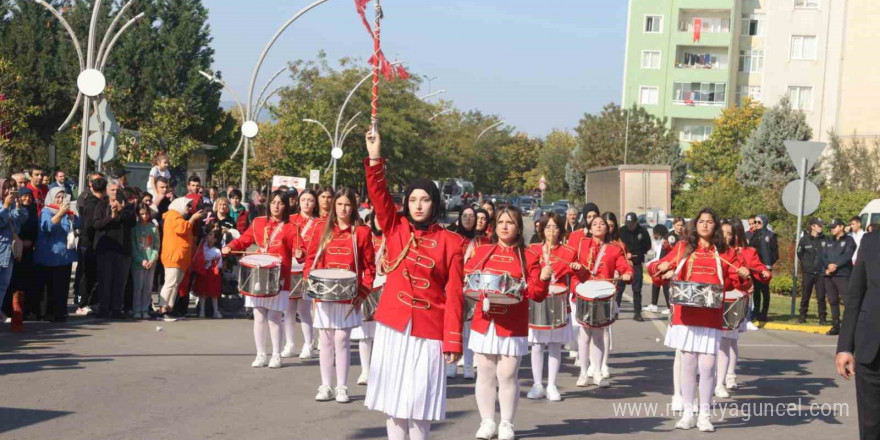 Ellerinde bayraklarla Cumhuriyet için yürüdüler