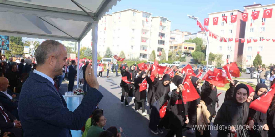 Ellerinde bayraklarla Cumhuriyet için yürüdüler