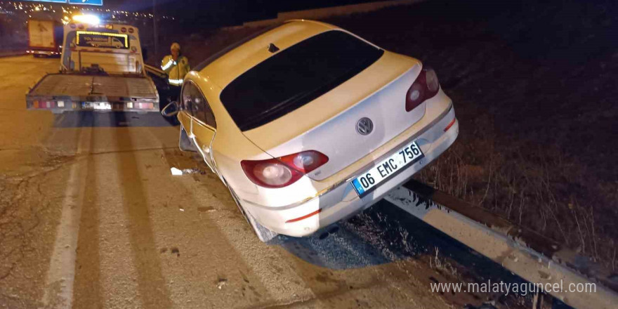 Elmadağ girişinde kontrolden çıkan otomobil bariyerlere çıktı