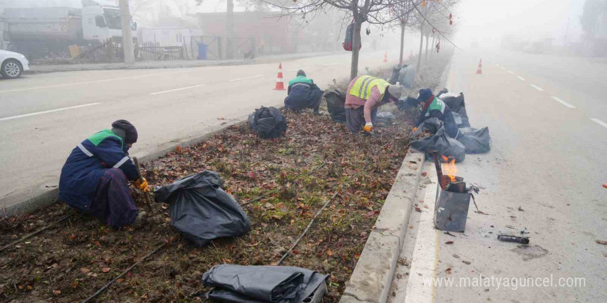 Emekçi kadınların soğuk havada zorlu mesaisi