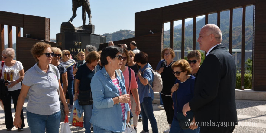 Emekli öğretmenlerden Başkan Kumral’ a ziyaret