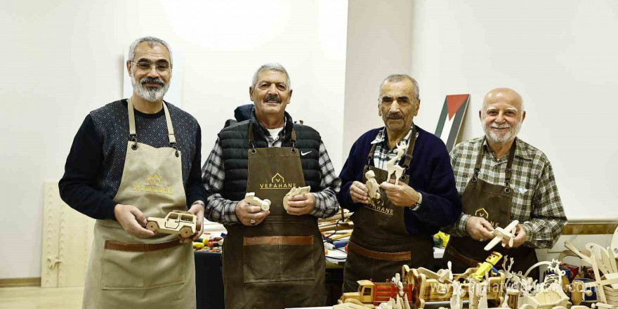 Emekliliğin tadını oyuncak yaparak çıkarıyorlar