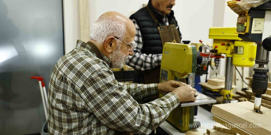 Emekliliğin tadını oyuncak yaparak çıkarıyorlar